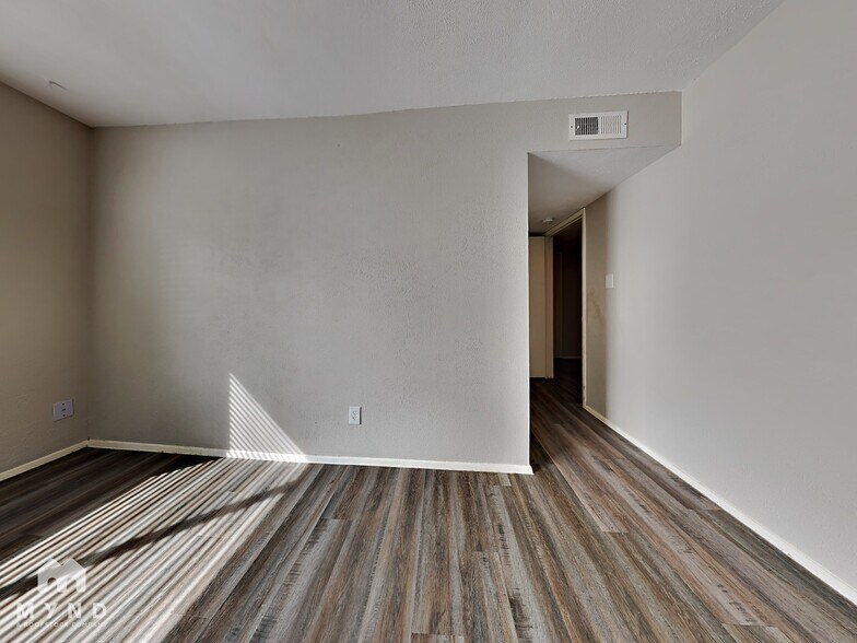 Building Photo - 2822 Canary Ln