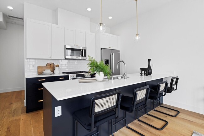 Building Photo - Bright & Charming 2bed/2bath Townhome in P...