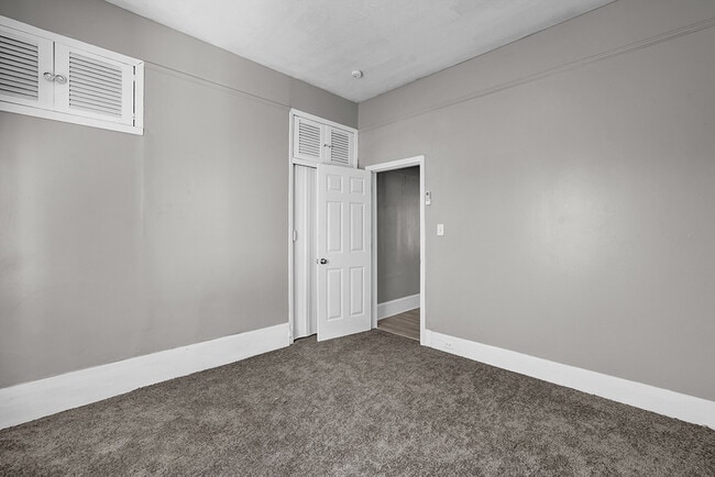 Building Photo - 2221 Gurnee Ave