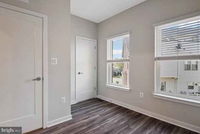 Building Photo - 1003 Sycamore Dr SE