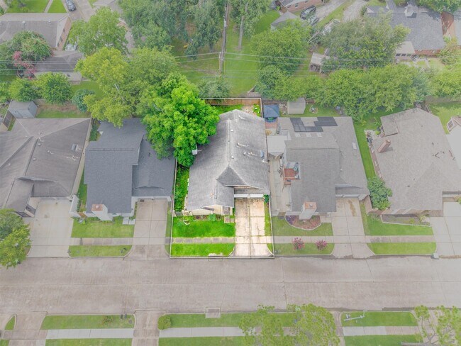Building Photo - 7815 Royan Dr