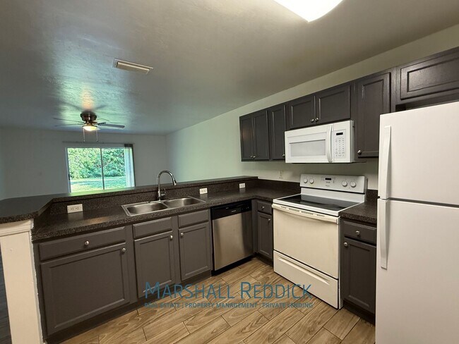 Building Photo - 3/2 Duplex Now Available