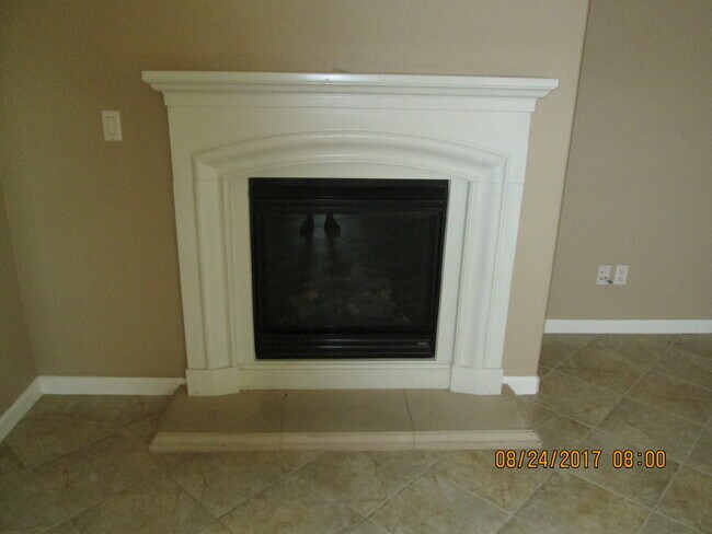 Building Photo - 3 Bedroom 2 Bathroom Home with Garage