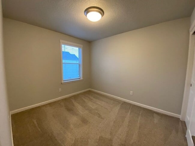 Building Photo - 3 Bedroom Beautiful Home Ready  For You!