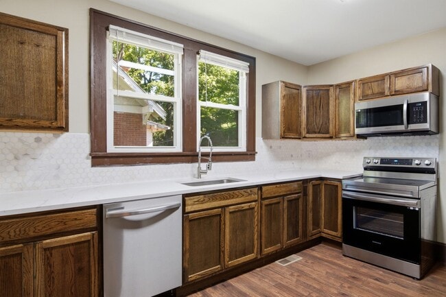 Building Photo - Recently Renovated 3 Bedroom Craftsman – Pet Friendly!