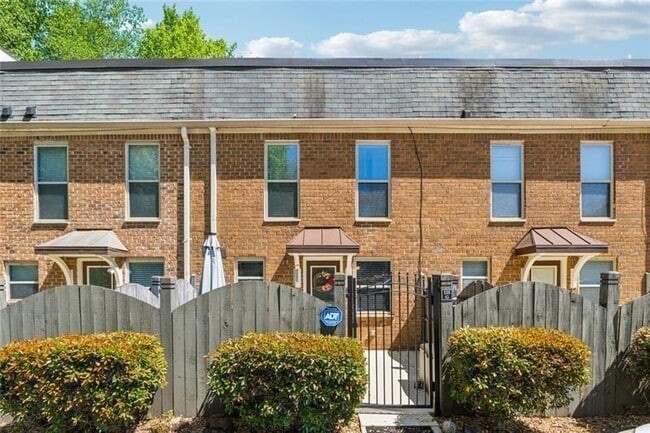 Building Photo - 135 N River Dr