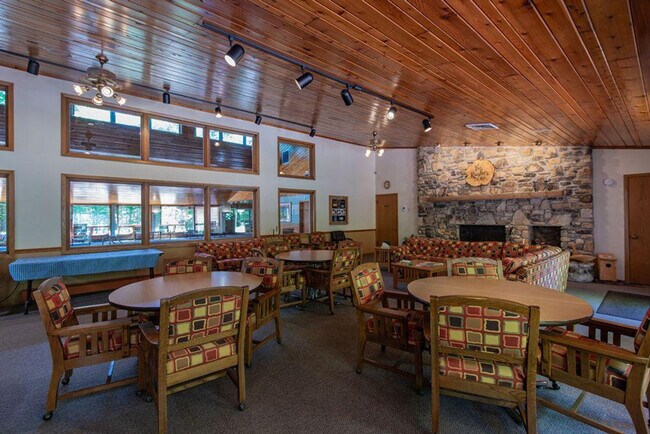 Building Photo - 1702 Forest Ridge Rd