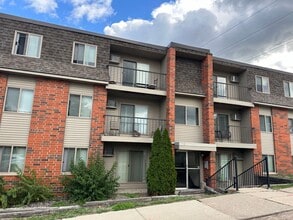 Building Photo - One Bedroom with Walk Out Patio