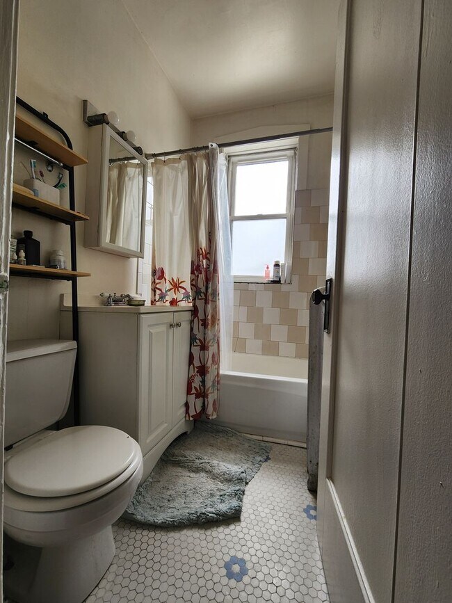 Building Photo - Spacious 2 Bed/1 Bath In Andersonville