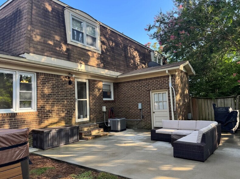 Building Photo - 723 Sir Walter Cir