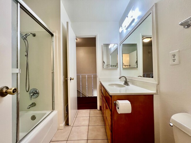 Building Photo - Duplex available in Little Saigon!