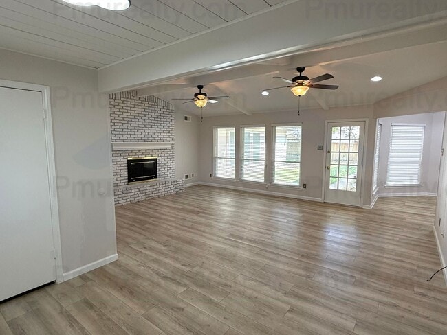 Building Photo - AVAILABLE NOW!!! Beautiful 4-bedroom, 2.5-bath home in the heart of Richardson