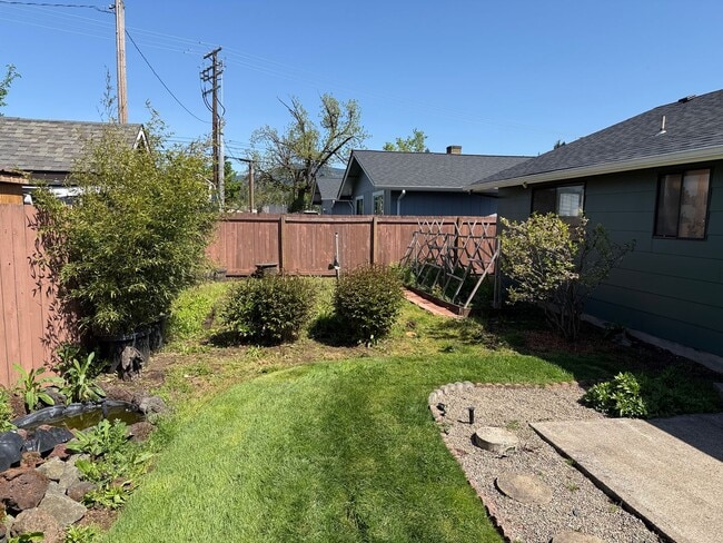 Building Photo - Well-kept house in desirable Thurston neighborhood!