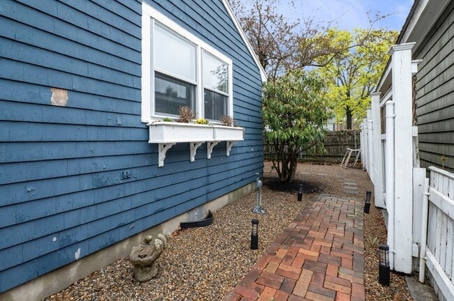 Building Photo - 13 Roosevelt Ave