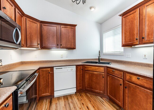 Building Photo - 4 Bed Rancher in District 20!!!
