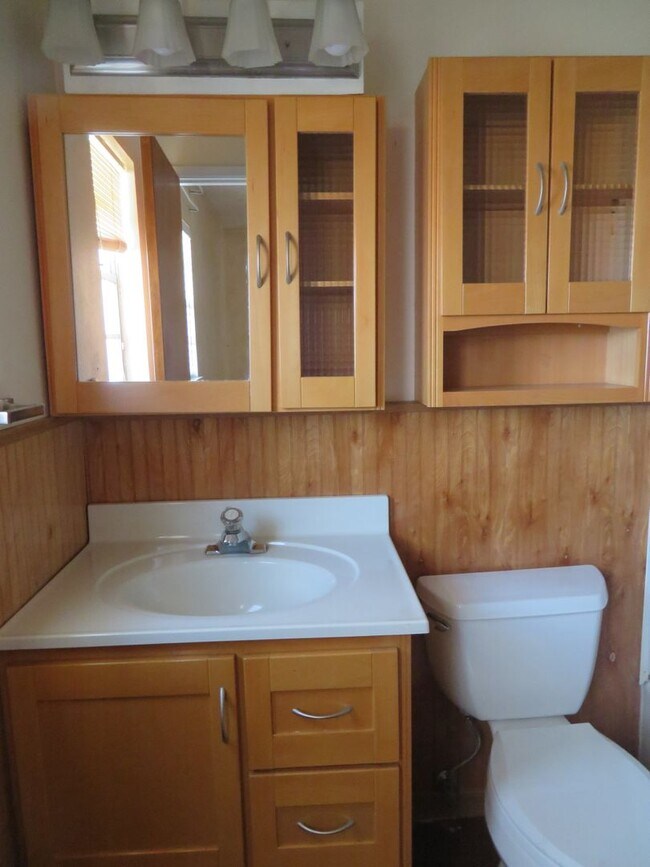 Building Photo - AVAILABLE NOW-Large 3 Bedroom, 2 Bath home for Rent