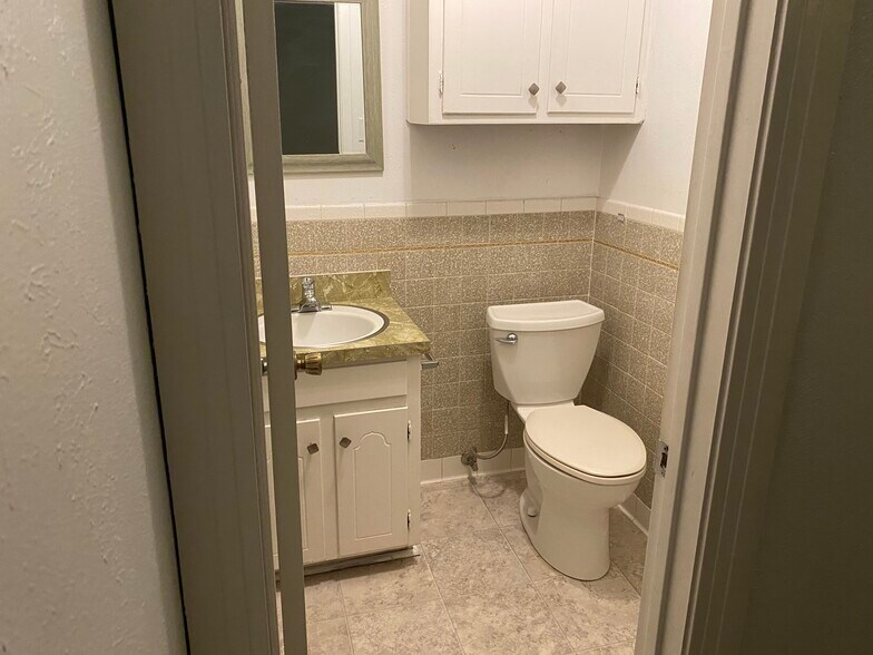 Building Photo - 613 NW Sandra Ln