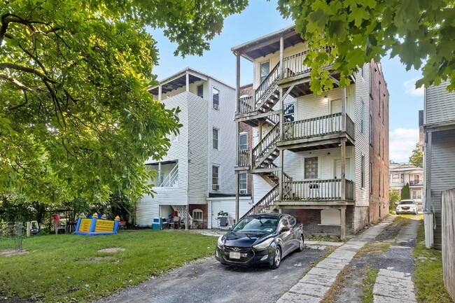 Building Photo - 57 1/2 Saratoga Avenue