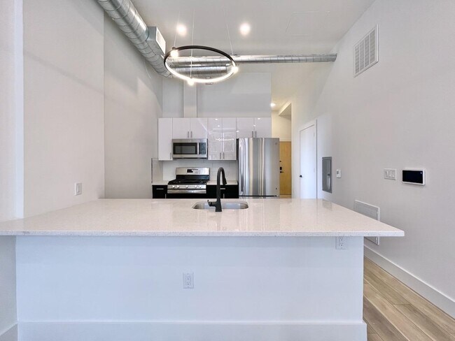 Building Photo - 375 Monmouth St
