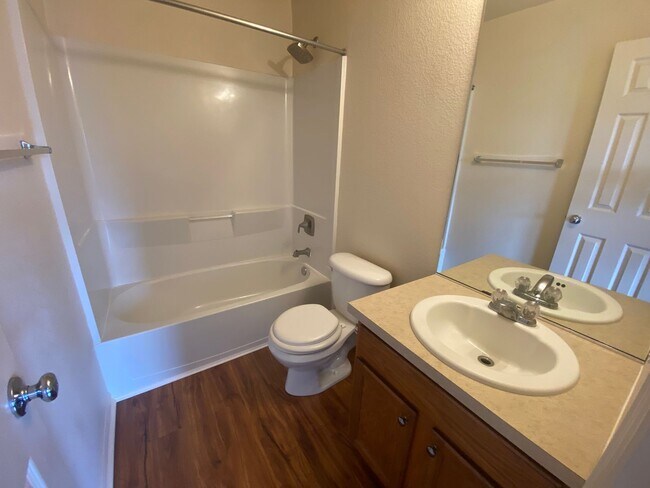 Building Photo - Beautiful 2 Bedroom 2 1/2 Bath Townhome in...