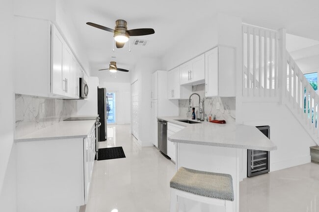 Building Photo - 8608 Vía Giula