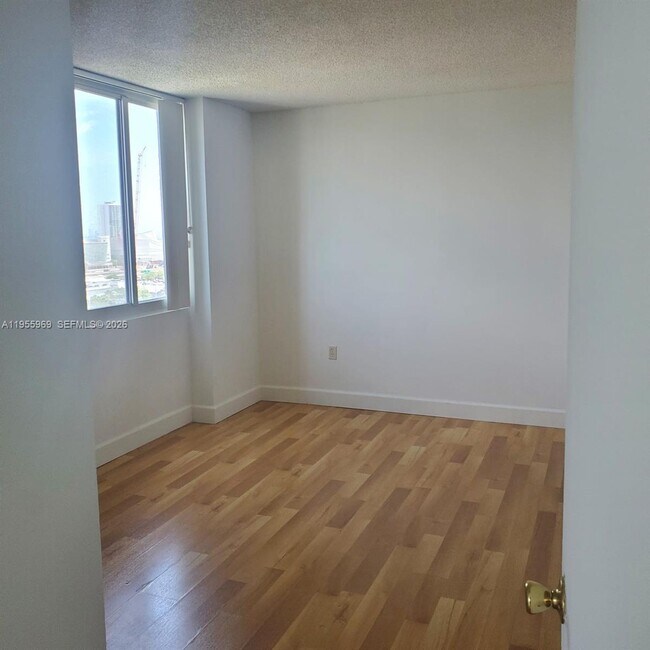 Building Photo - 850 N Miami Ave