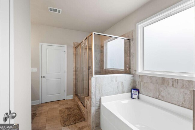 Building Photo - 2121 Charmond Dr