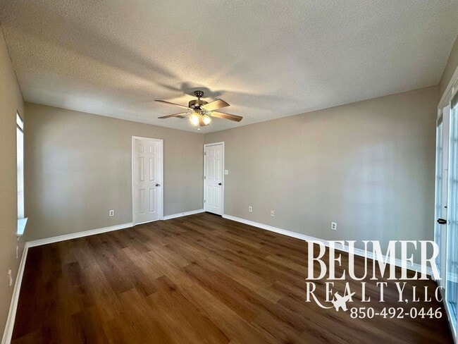 Building Photo - Spacious inside and out home for Rent