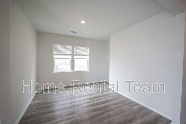 Building Photo - 225 Lillian St