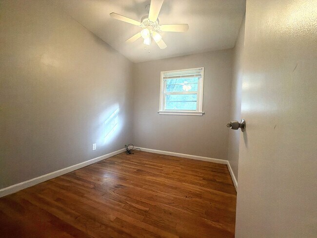 Building Photo - 3 bed 1 bath - Ferguson - park like back yard