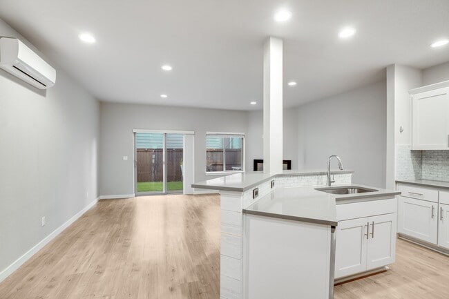 Building Photo - Beautiful 3 Bed, 2.5 Bath Rental Home in H...