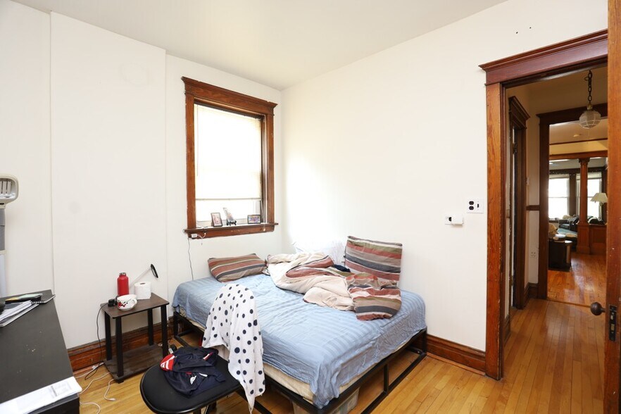 Building Photo - 2774 N Kenmore Ave