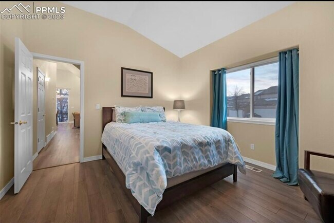 Main level guest bedroom - 2173 Alpine Shadows Vw