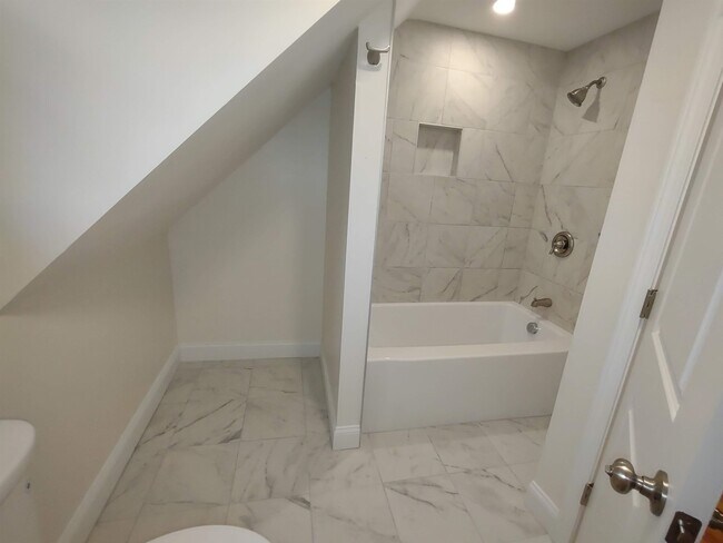 Building Photo - 394 Union Ave