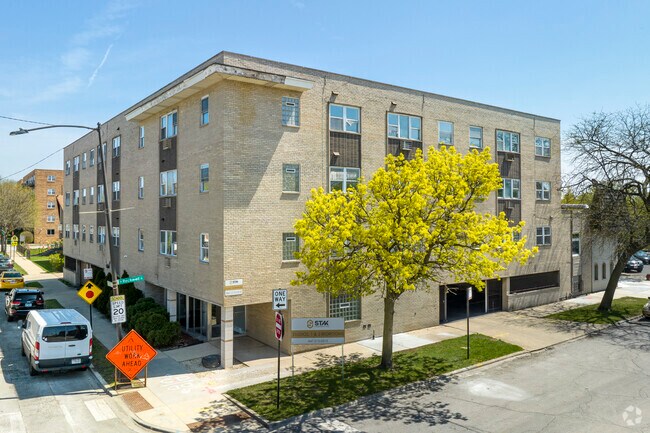 Primary view - 2559 W Bryn Mawr Ave
