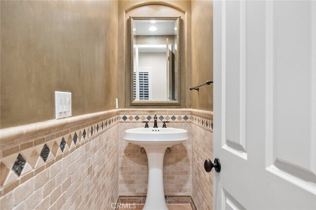 Building Photo - 33 Tall Hedge