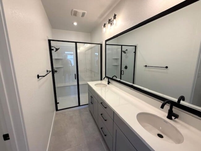 Building Photo - Brand New Townhome in Moonstone Community ...