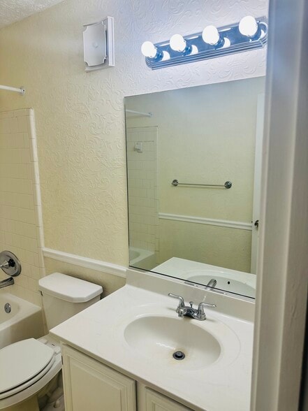 Guest Bathroom - 11983 Cardamom Dr
