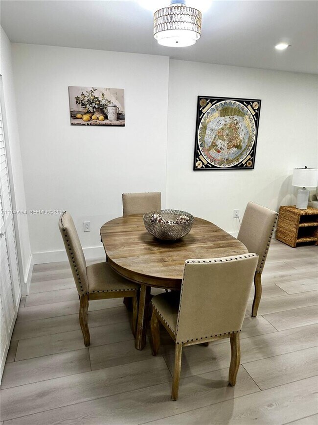 Building Photo - 400 Kings Point Dr