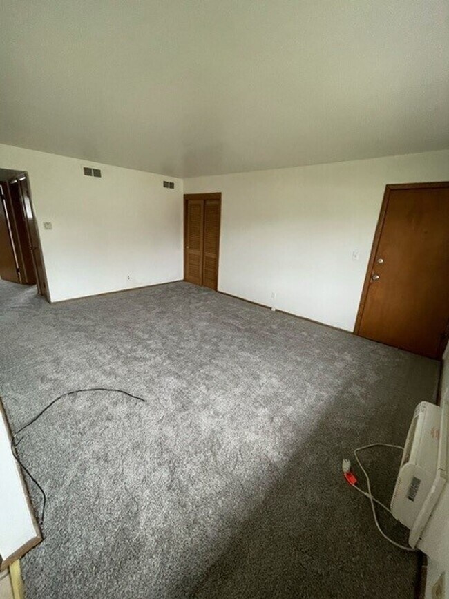 Building Photo - Charming & Bright 2-Bedroom Apartment in Milwaukee's Fairview Neighborhood!