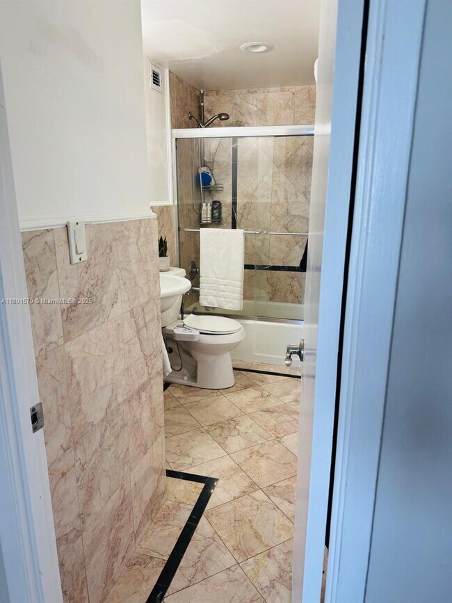 Building Photo - 400 Kings Point Dr