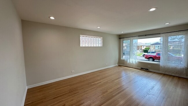 Building Photo - 7532 W Ainslie St