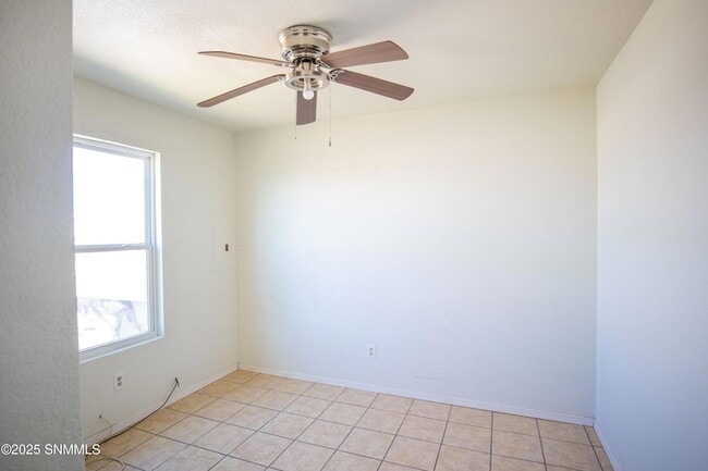 Building Photo - 1302 S Triviz Dr