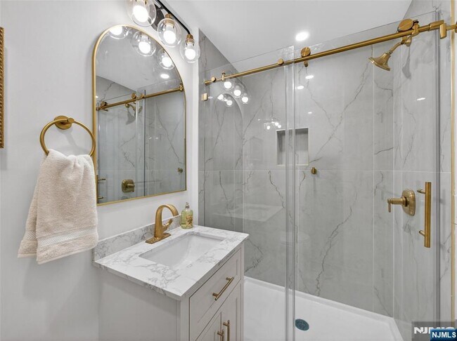 Building Photo - 114 Colony Ave