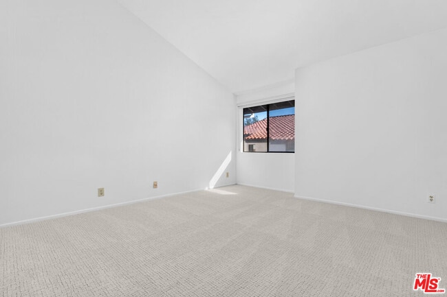 Building Photo - 1561 Palisades Dr