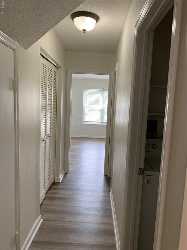 Building Photo - 1654 Jameson Dr