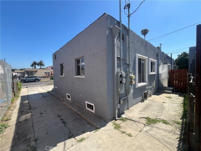 Building Photo - 1702 W 60th St
