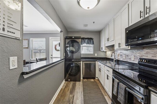 Building Photo - 135 N River Dr