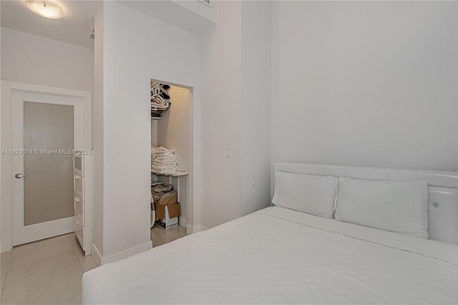 Building Photo - 2301 Collins Ave