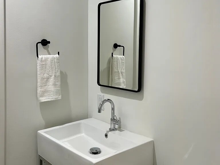 Building Photo - 205 Leake Ave